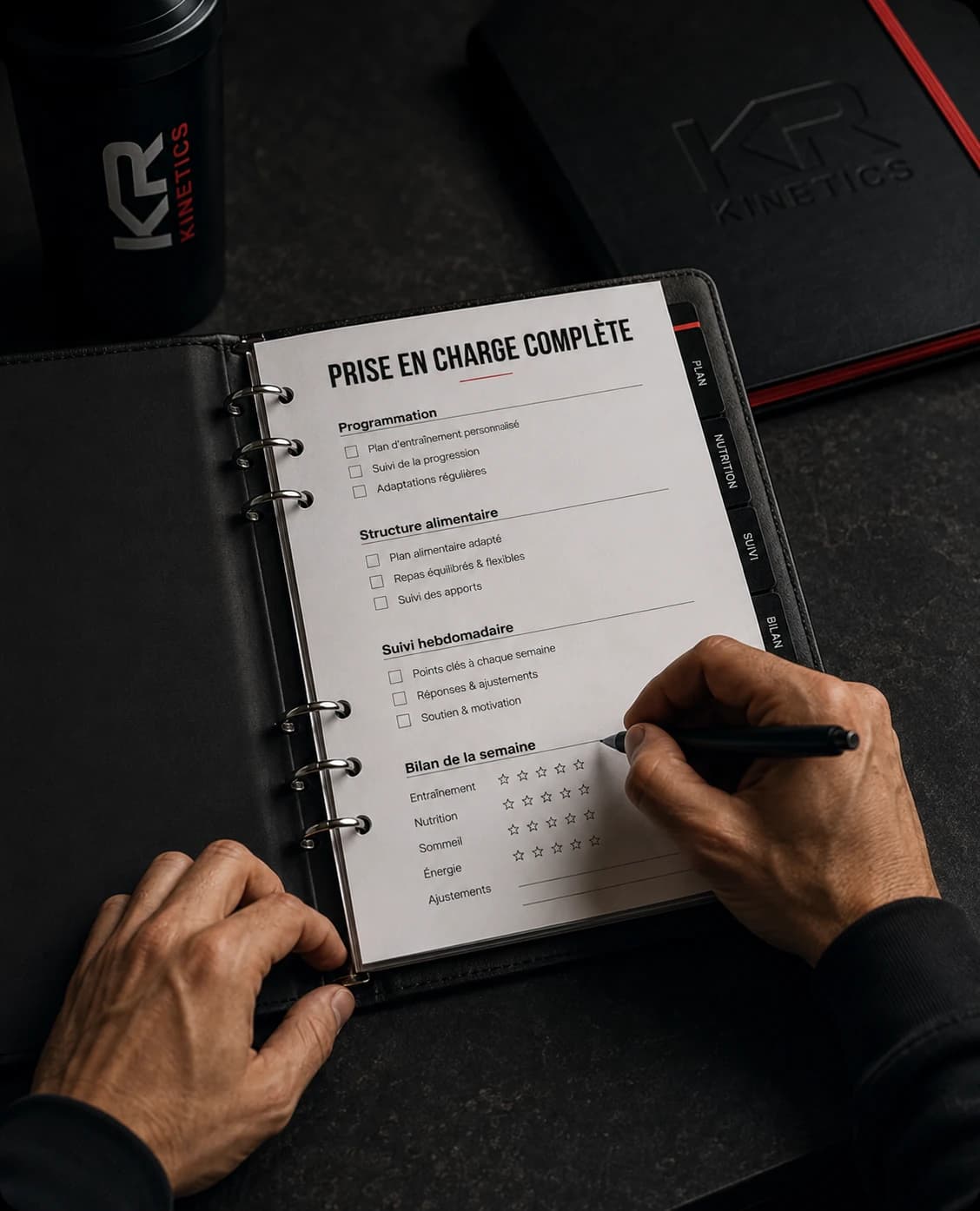 Entraîneur analysant un programme d'entraînement et les notes de suivi d'un client.